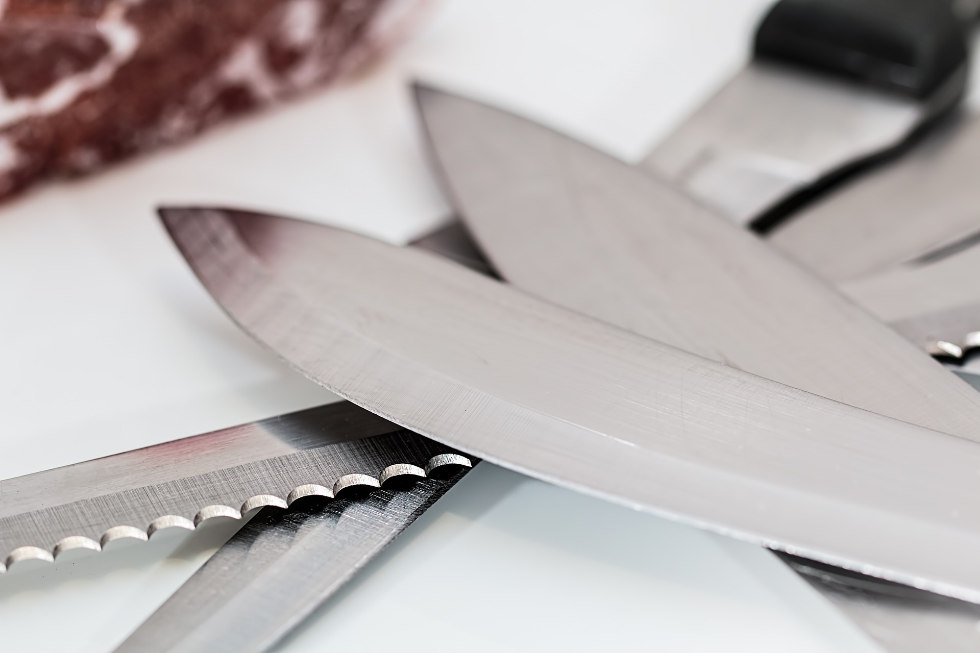Choosing Between and Maintaining Serrated Edge Knives Vs Plain Edge Knives